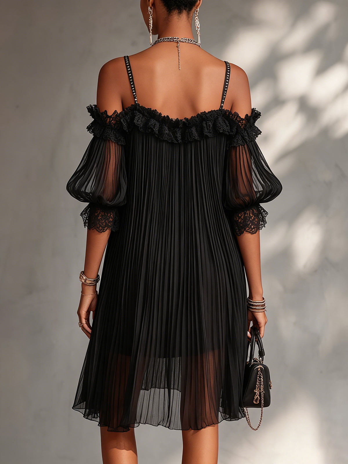 mini vestido negro de muselina con hombros descubiertos. Ginebra