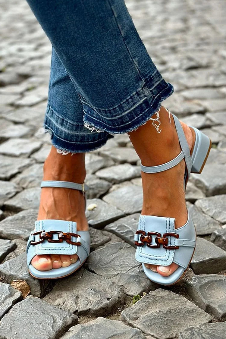 sandalias planas con detalle decorativo. Azzura