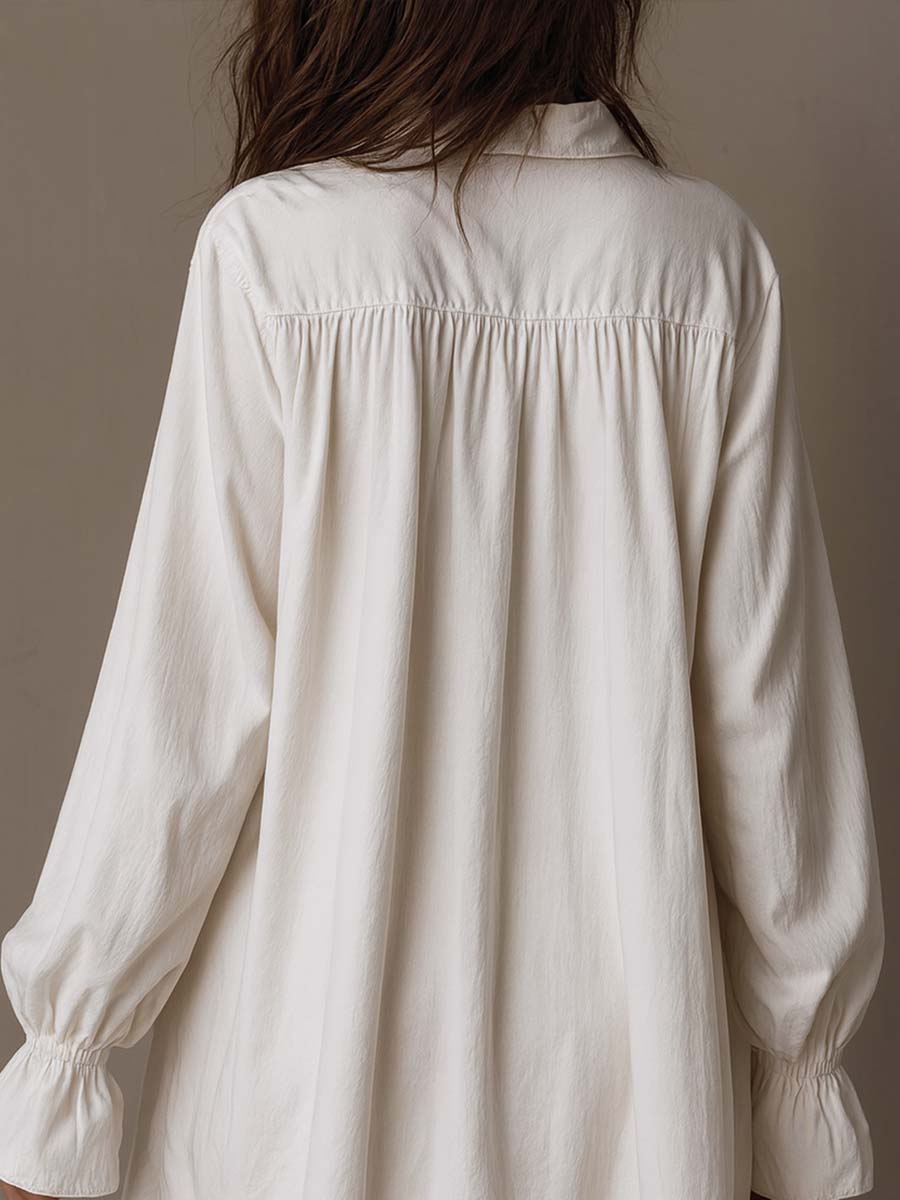 vestido mini de encaje con mangas largas y bajo irregular. Begur