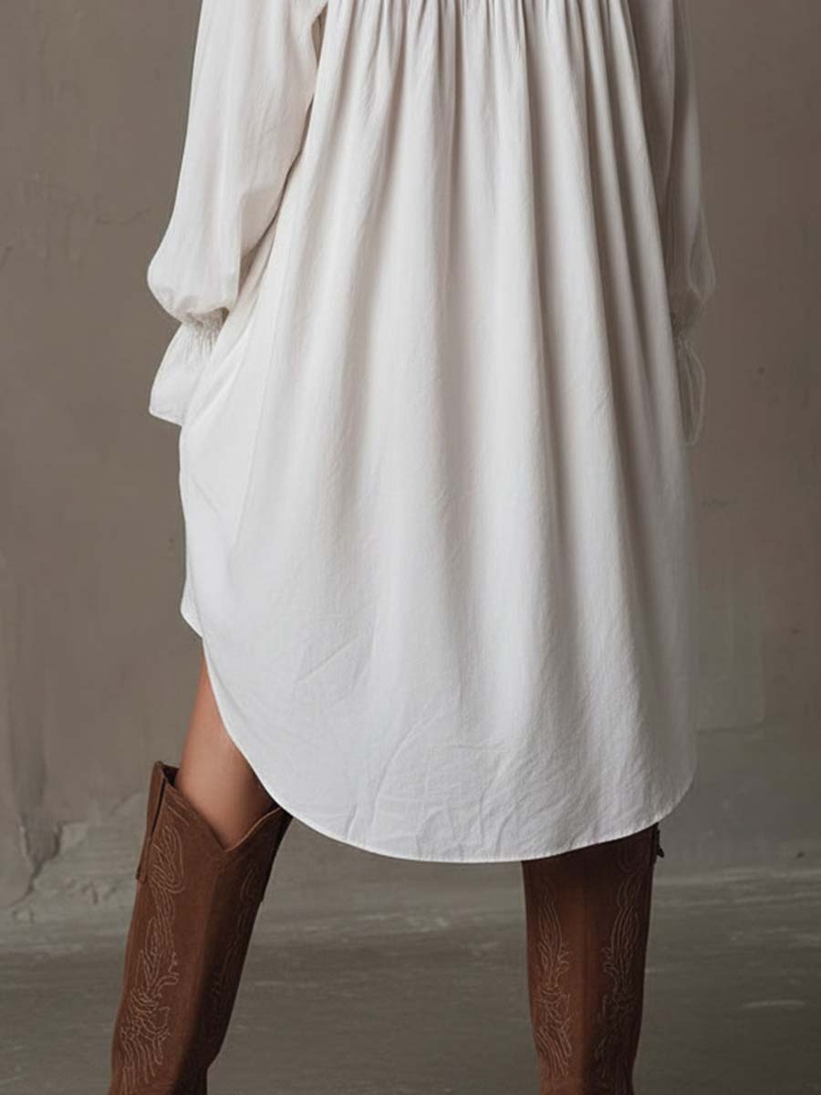 vestido mini de encaje con mangas largas y bajo irregular. Begur