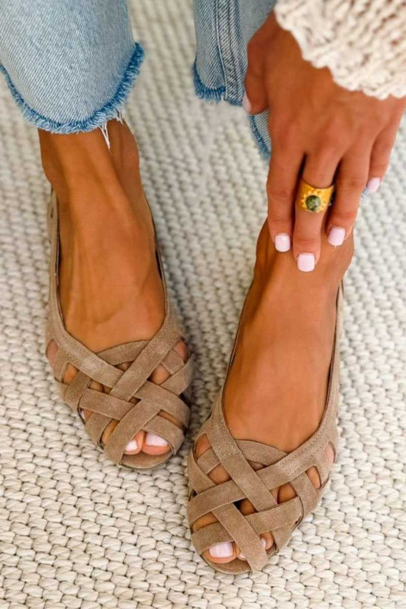 sandalias trenzadas de tiras cruzadas. Begur