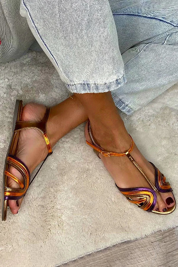 sandalia plana multicolor con detalles decorativos. Viviana