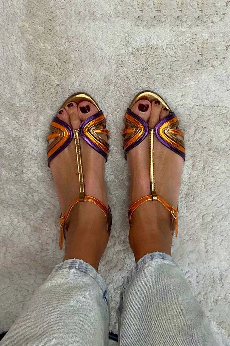 sandalia plana multicolor con detalles decorativos. Viviana