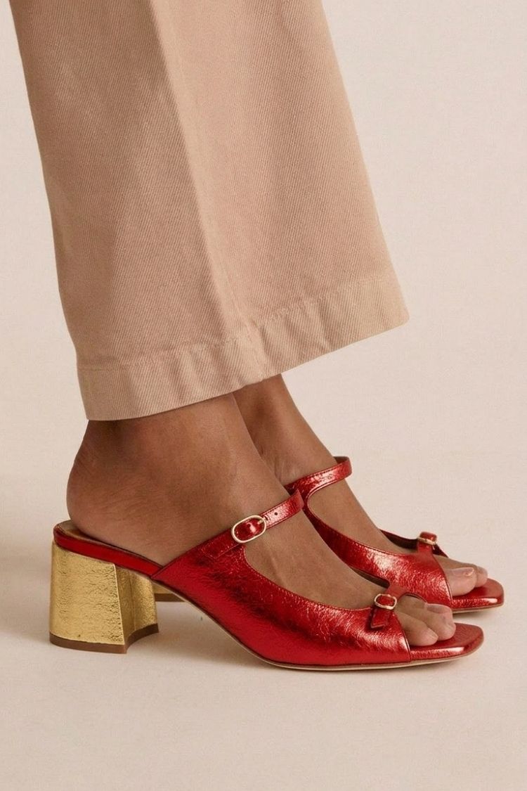sandalias planas con detalles brillantes. Nerja
