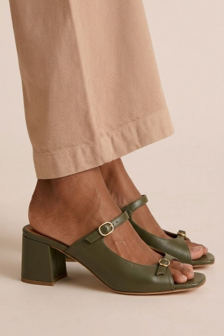 sandalias planas con detalles brillantes. Nerja