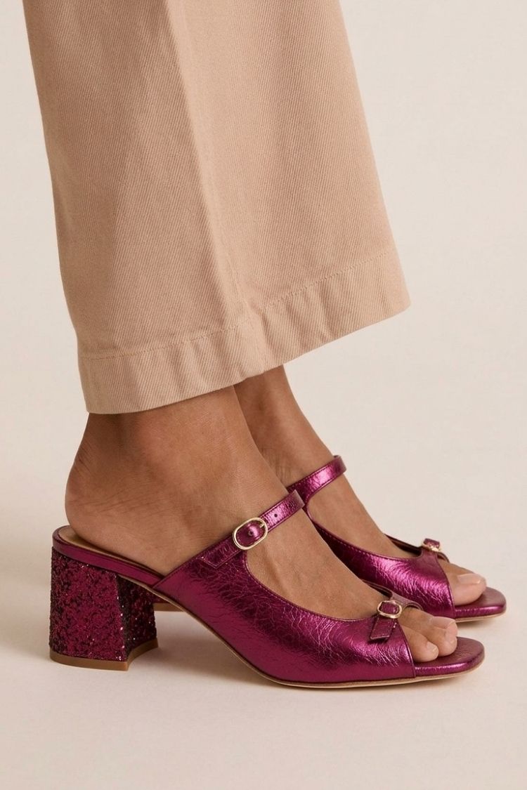 sandalias planas con detalles brillantes. Nerja