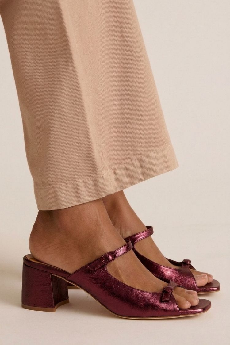 sandalias planas con detalles brillantes. Nerja