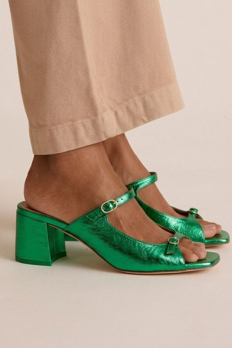 sandalias planas con detalles brillantes. Nerja