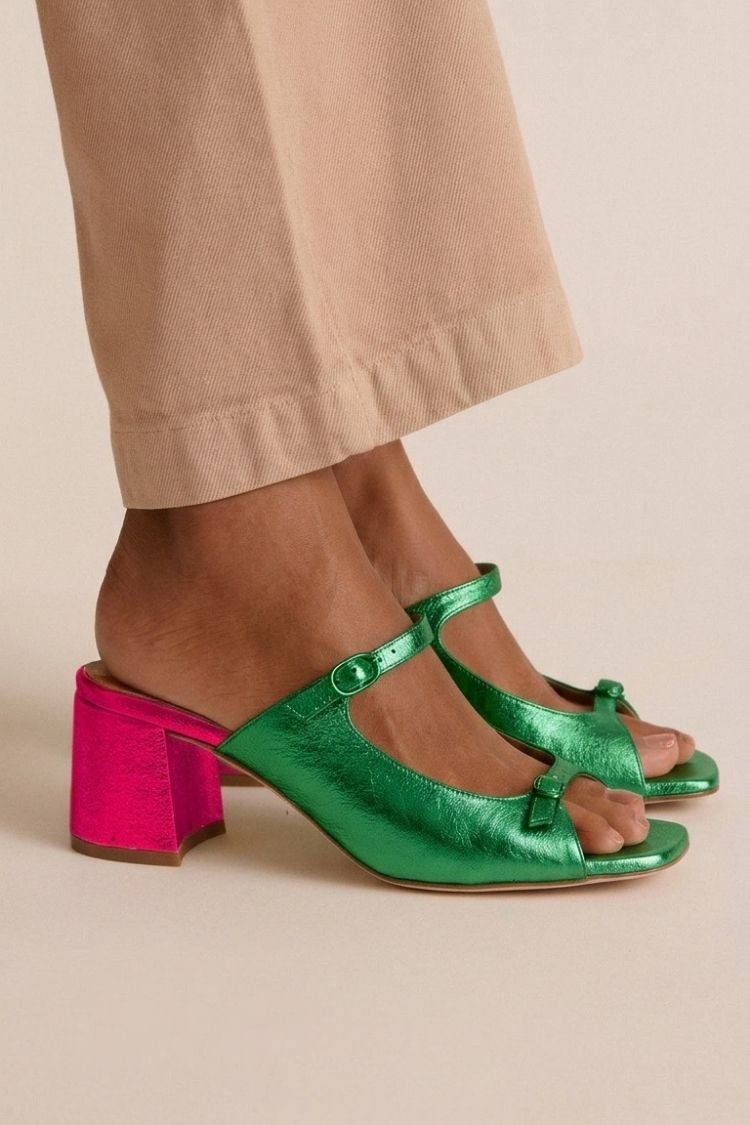 sandalias planas con detalles brillantes. Nerja
