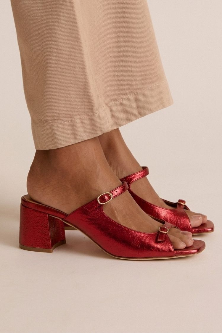 sandalias planas con detalles brillantes. Nerja