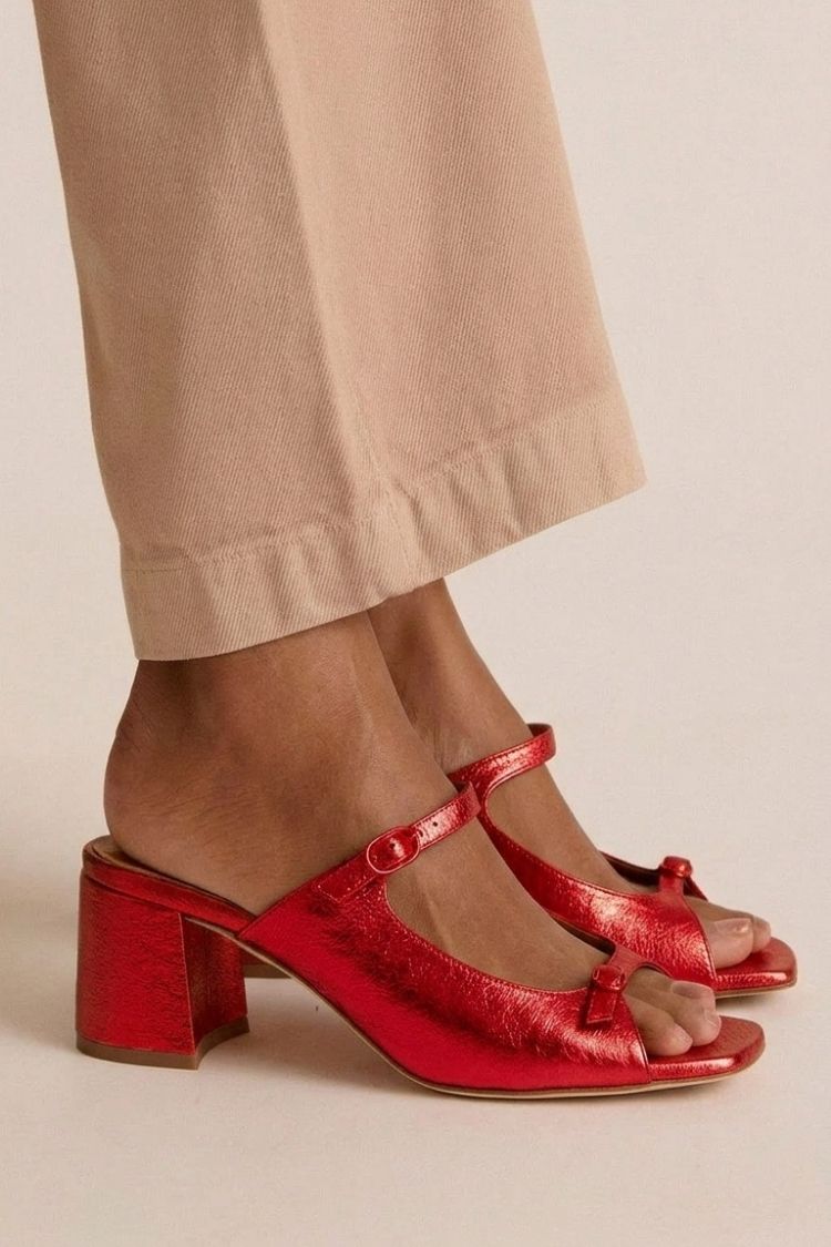 sandalias planas con detalles brillantes. Nerja