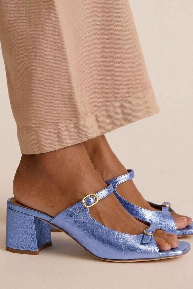 sandalias planas con detalles brillantes. Nerja