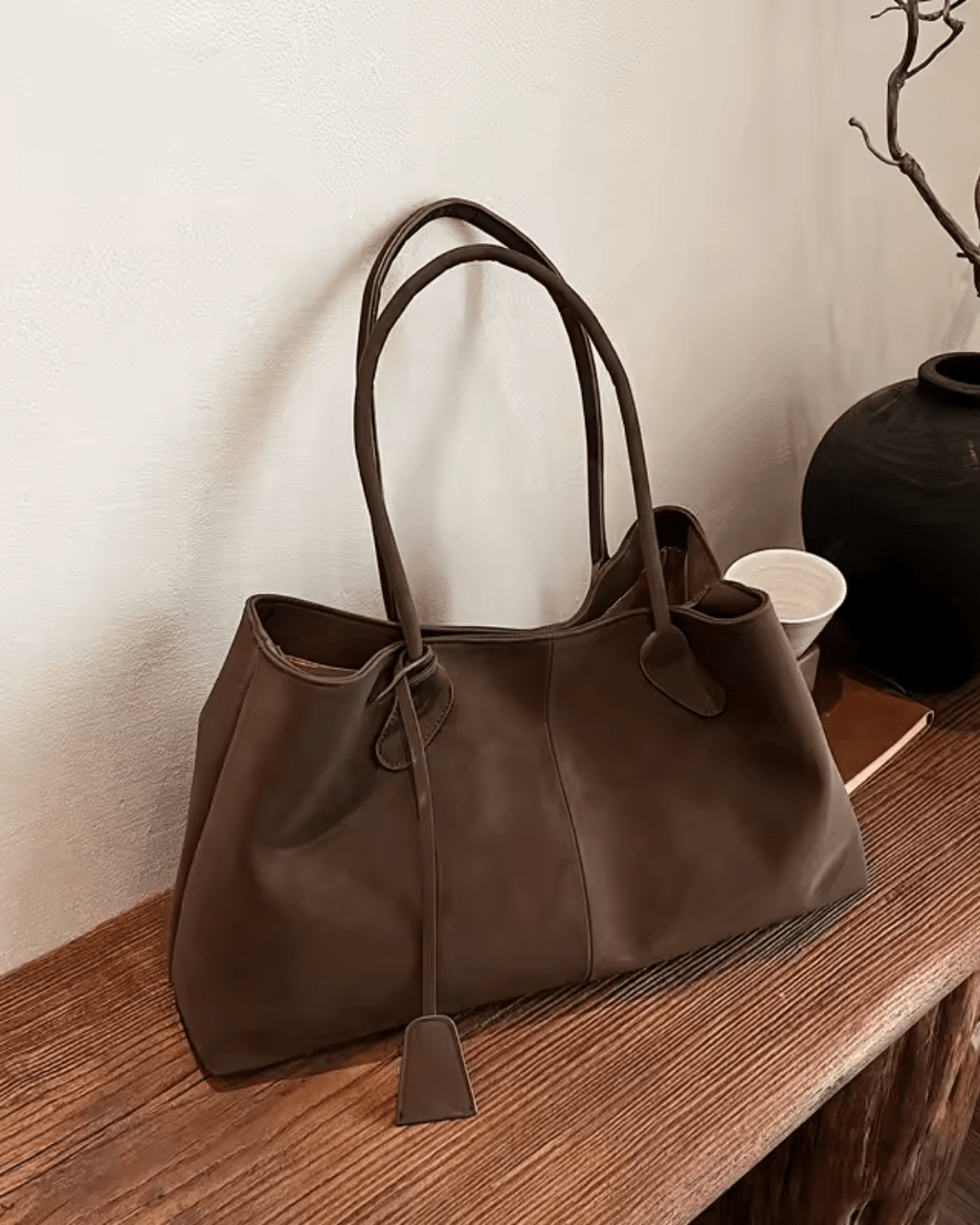 tote de piel sintética con maxi capacidad. Mara