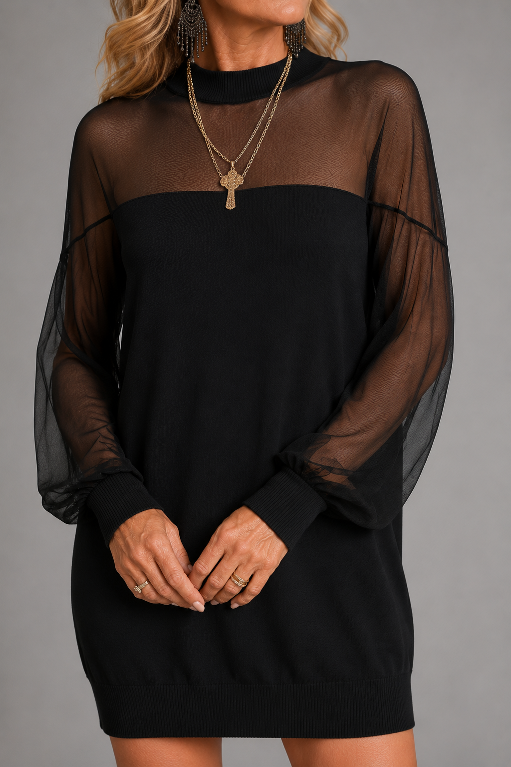 vestido mini negro con mangas de red. Vejer