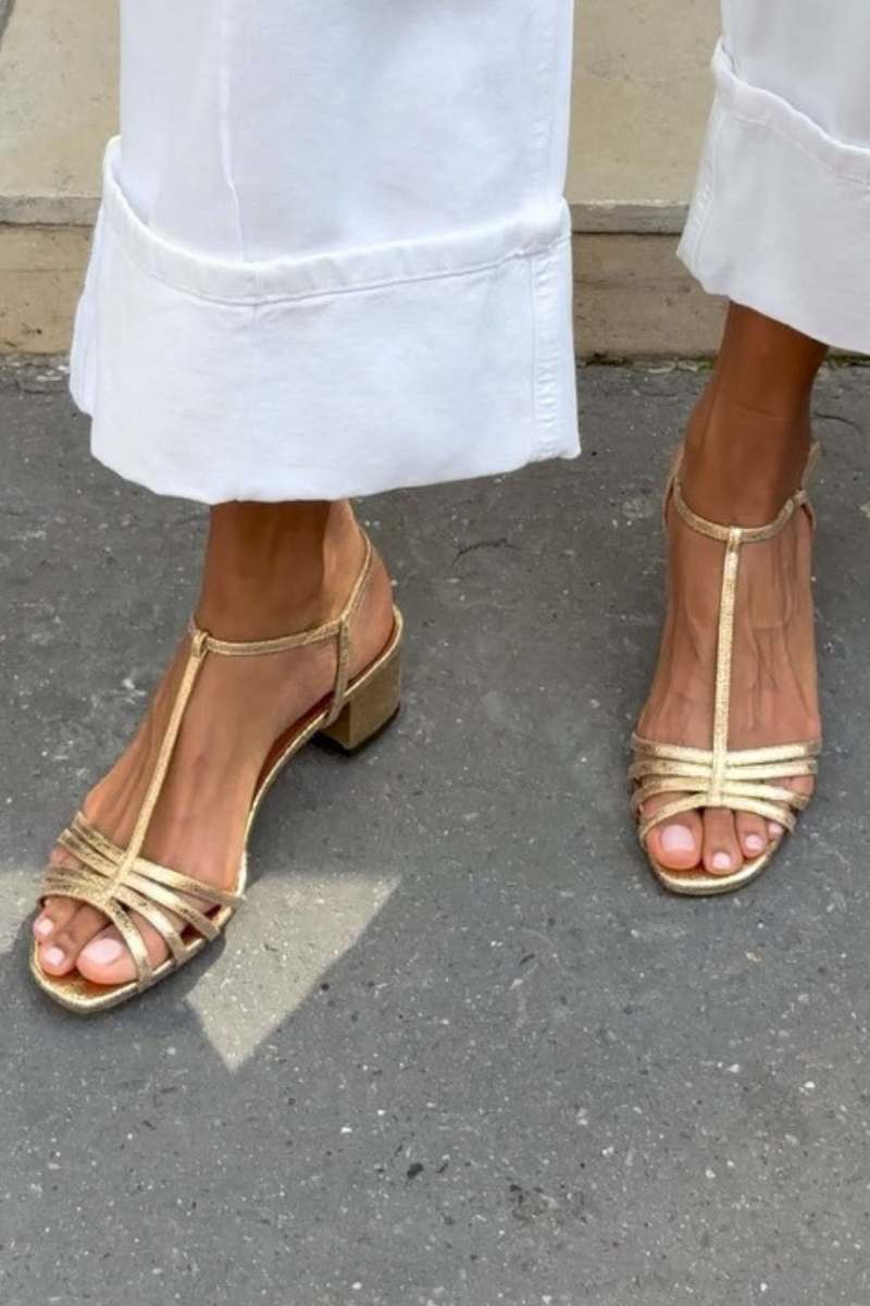 sandalia plana dorada con tiras finas. Allegra