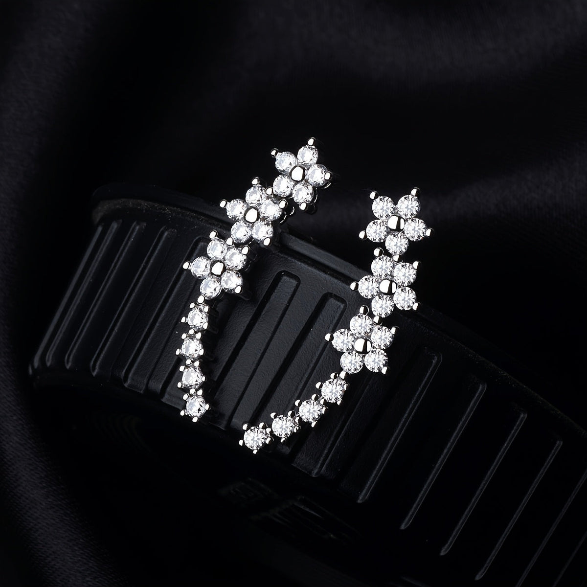 pendientes florales con acabado luminoso. Amarande