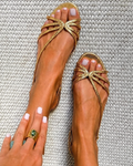 sandalias planas doradas con tiras finas. Begur