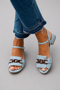 sandalias planas con detalle decorativo. Azzura