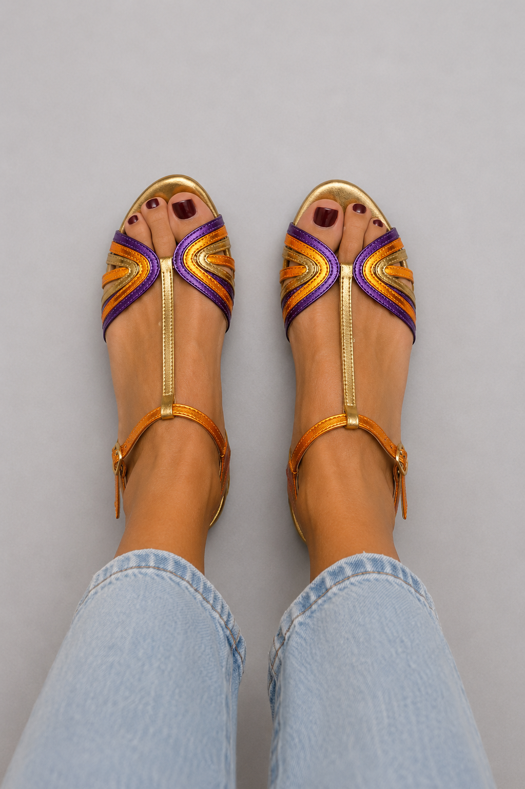 sandalia plana multicolor con detalles decorativos. Viviana