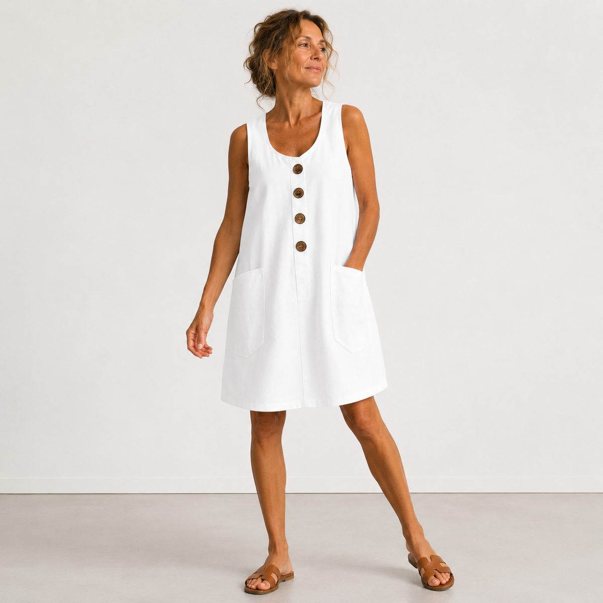 vestido mini sin mangas con botones de madera y bolsillos. Mabel