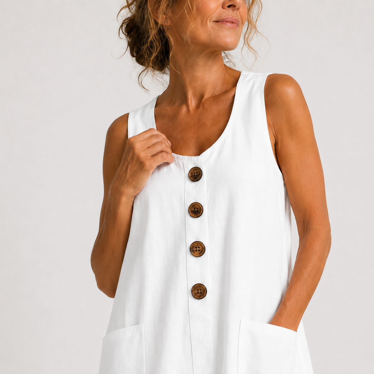 vestido mini sin mangas con botones de madera y bolsillos. Mabel