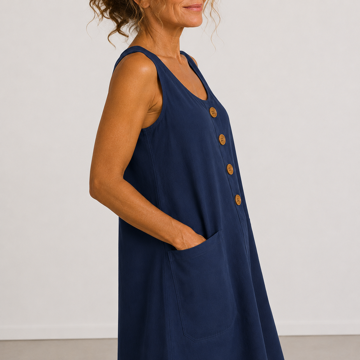 vestido mini sin mangas con botones de madera y bolsillos. Mabel