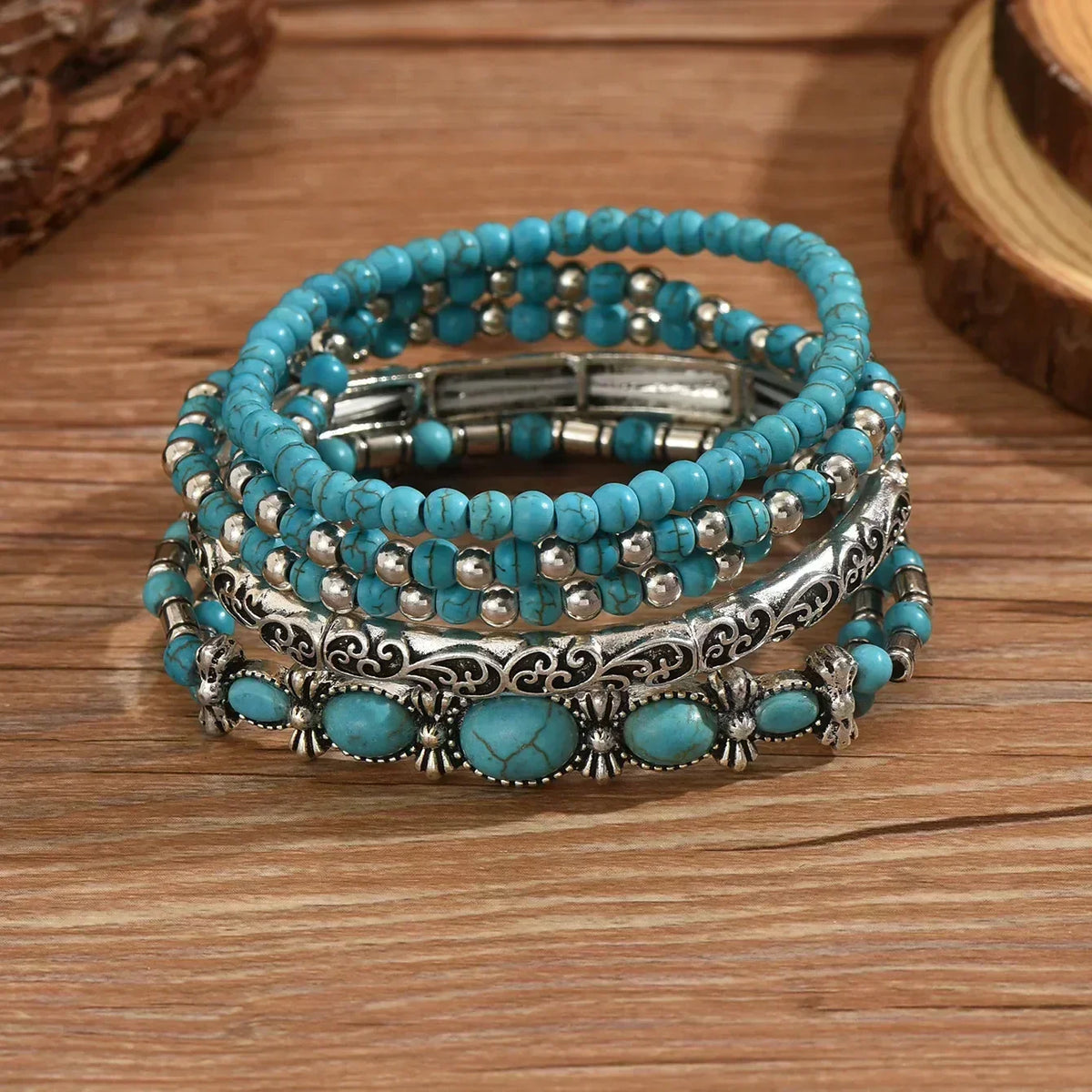 set de pulseras con perlas turquesas y detalles plateados. Diane