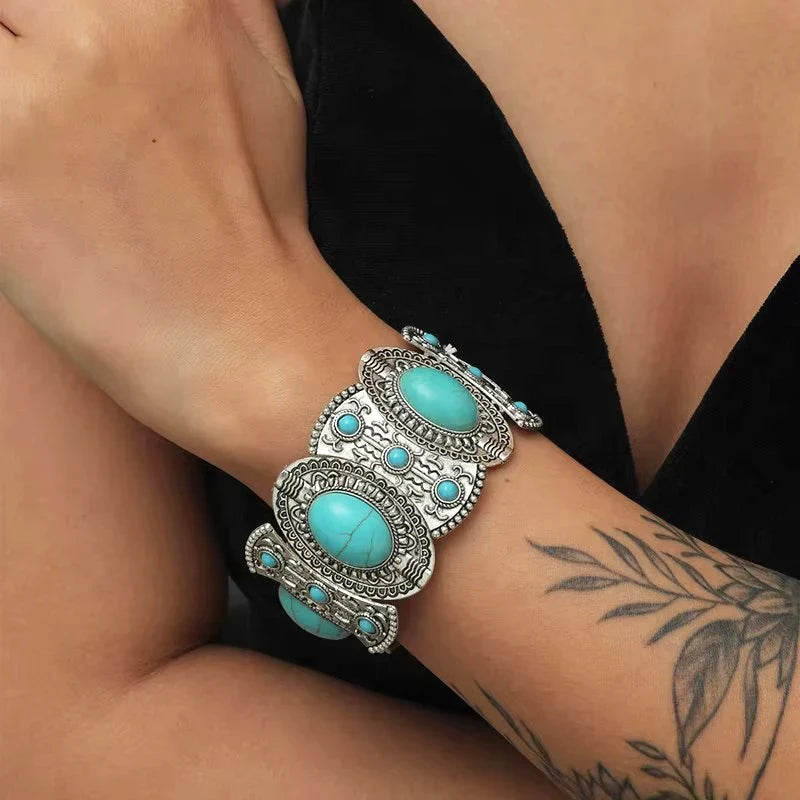 pulsera elástica con detalles troquelados y turquesas. Níjar