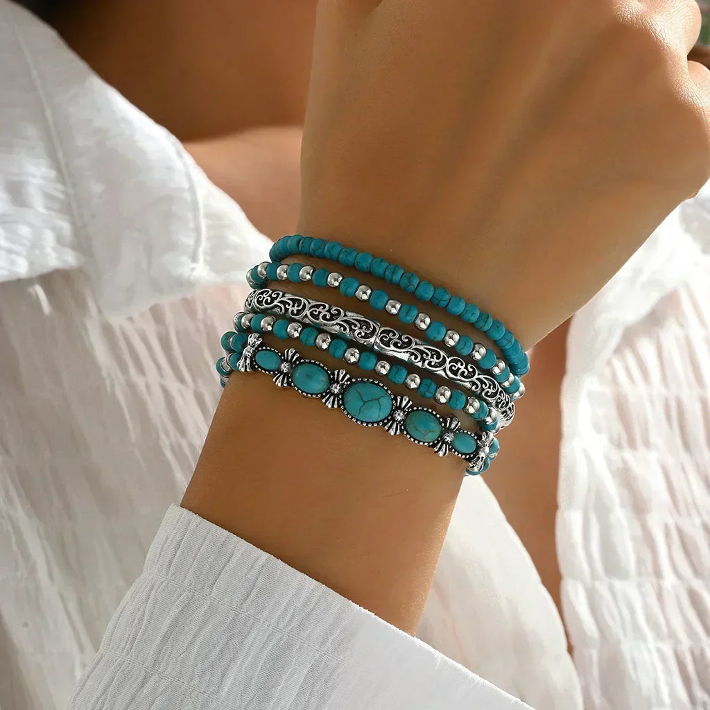 set de pulseras con perlas turquesas y detalles plateados. Diane