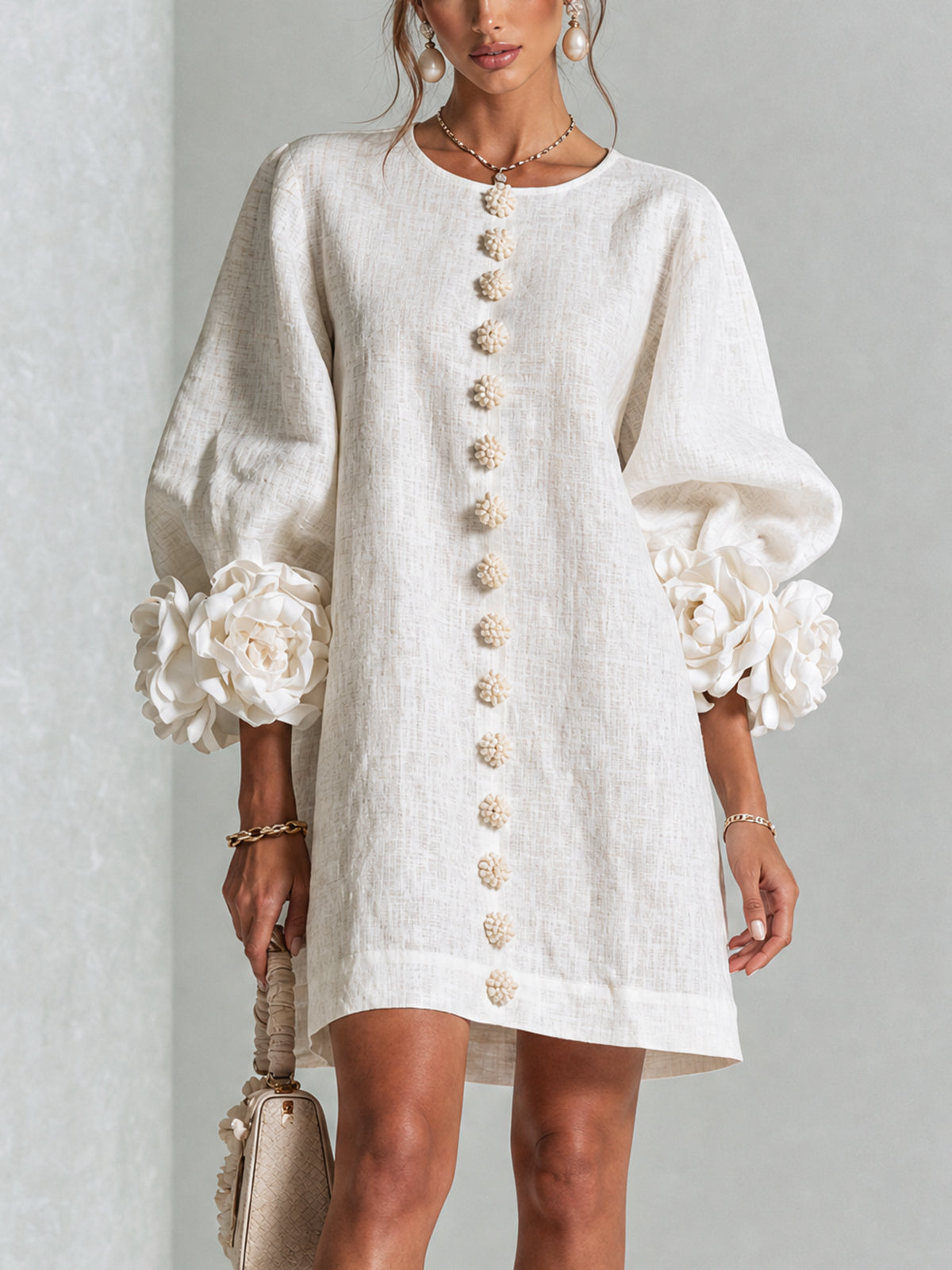 vestido mini con nudo de rosa y botones florales. Rósol