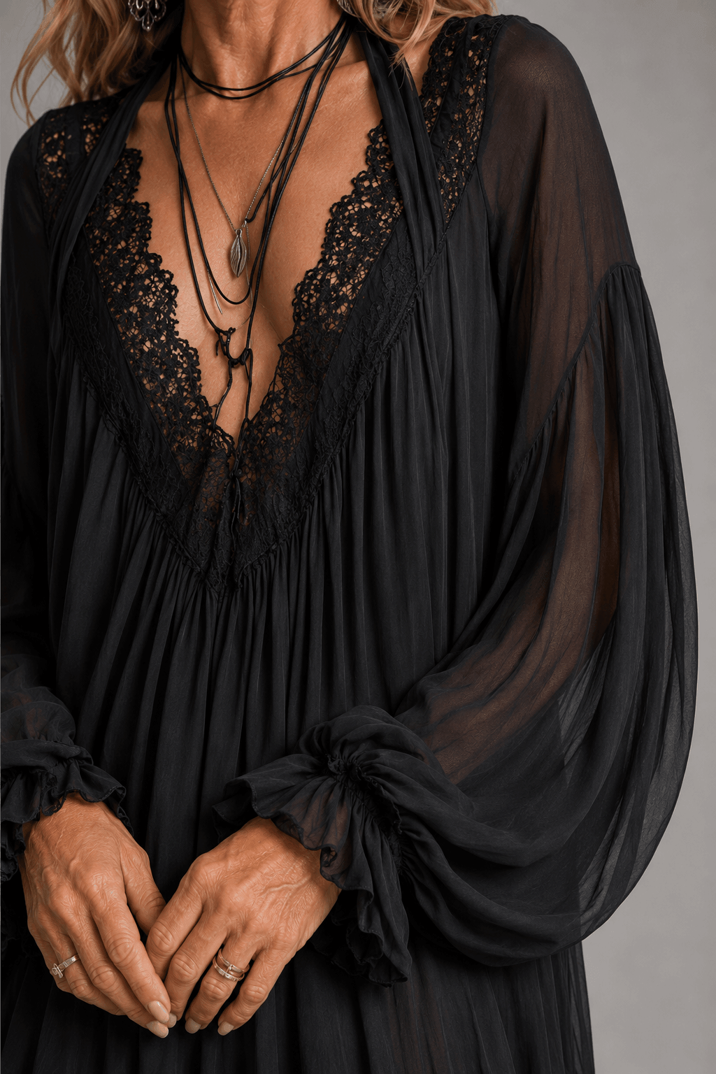 vestido mini de chiffon con cuello halter de encaje. Úbeda