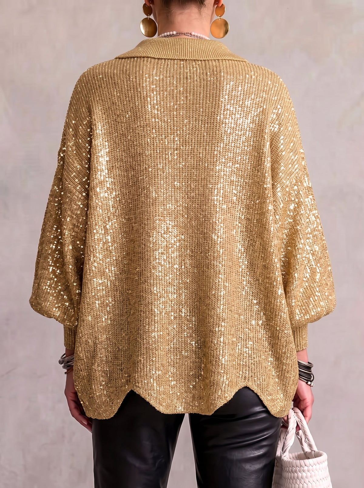 cardigan oversize con cuello pico y botones metálicos. Isadora