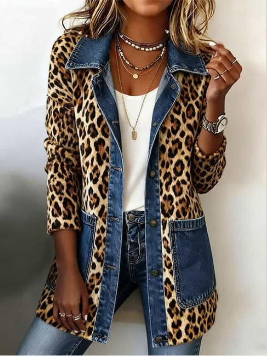 cazadora larga con paneles denim y estampado leopardo. Fablenne
